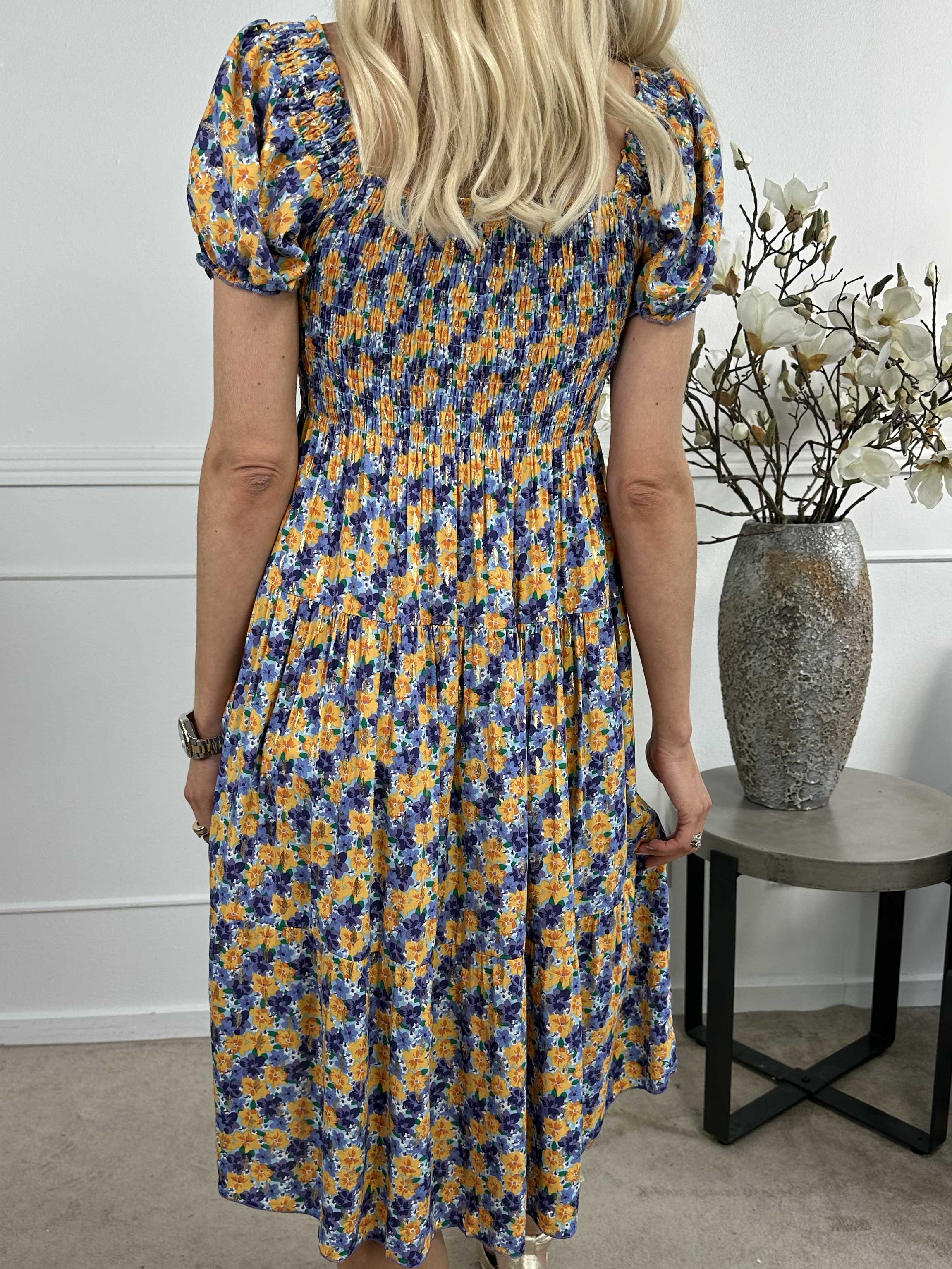 Daphne - Söt blommig sommarklänning med smockad byst